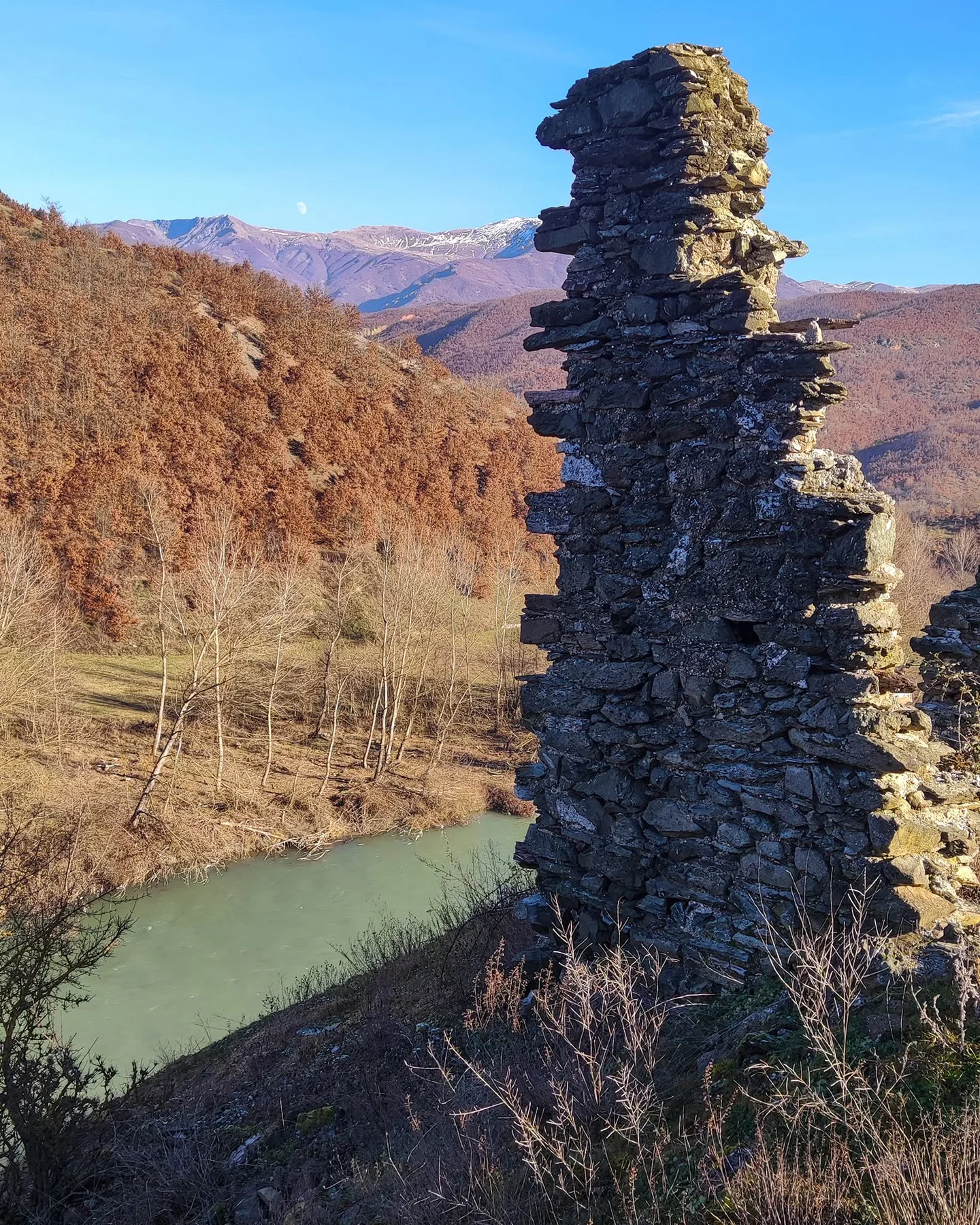 Gjurmë të vjetra pranë luginës