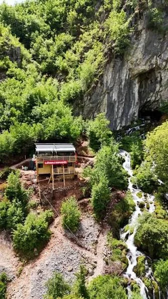 Ujëvara dhe shpella e Sopanikës